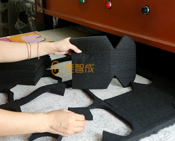 黑色針刺無(wú)紡布沖壓車間