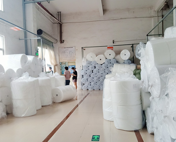 功夫不負(fù)有心人，這句話，小編想送給剛拿下120噸口罩針刺棉訂單的東莞智成纖維業(yè)務(wù)符經(jīng)理。每一場(chǎng)合作的背后，都不是一件容易的事，能成功合作，或是客戶覺(jué)得合作方品牌可靠，亦或是相關(guān)人員服務(wù)周到。 6月17日，東莞智成纖維業(yè)務(wù)符經(jīng)理終于獲得深圳鐘先生的認(rèn)可?；貞浧鹋c深圳鐘先生初見(jiàn)，是兩天前的6月15日，這次登門(mén)拜訪，是深圳鐘先生上門(mén)考察東莞智成纖維。此次考察智成，獲得了深圳鐘先生的極大認(rèn)可，從鐘先生口中得知，鐘先生此前對(duì)比了很多廠家，但只有東莞智成纖維的環(huán)境衛(wèi)生能達(dá)到他的標(biāo)準(zhǔn)，這也是智成人平時(shí)做好7s管理的體現(xiàn)。 6月15日當(dāng)天下午東莞智成纖維業(yè)務(wù)吳總監(jiān)到深圳和鐘先生協(xié)商價(jià)格、合作等問(wèn)題。晚上11點(diǎn)，智成纖維業(yè)務(wù)符經(jīng)理不辭辛勞，把剛打好的樣品送到深圳，讓鐘先生試樣。 第三、第四次，是6月16日，符經(jīng)理帶上張技術(shù)上門(mén)進(jìn)行技術(shù)指導(dǎo)。前前后后兩天時(shí)間，終得深圳鐘先生一句：合同馬上簽給你。 前有劉備三顧茅廬，后有智成符經(jīng)理4次登門(mén)拜訪，兩者終得盡善盡美。東莞智成纖維的每一位銷售人員，秉承著用心、不懈怠任何一位客戶的工作態(tài)度，為客戶服務(wù)著。